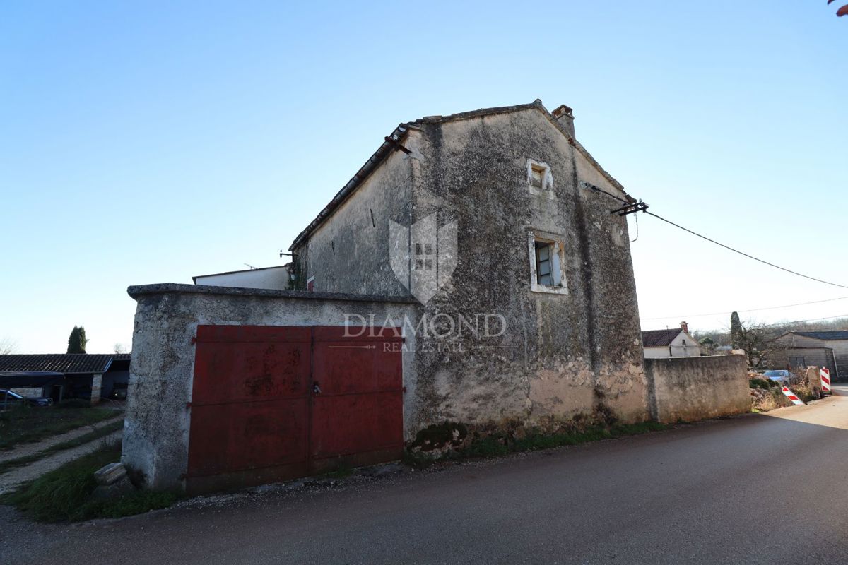 Žminj, due case da ristrutturare con ampio cortile