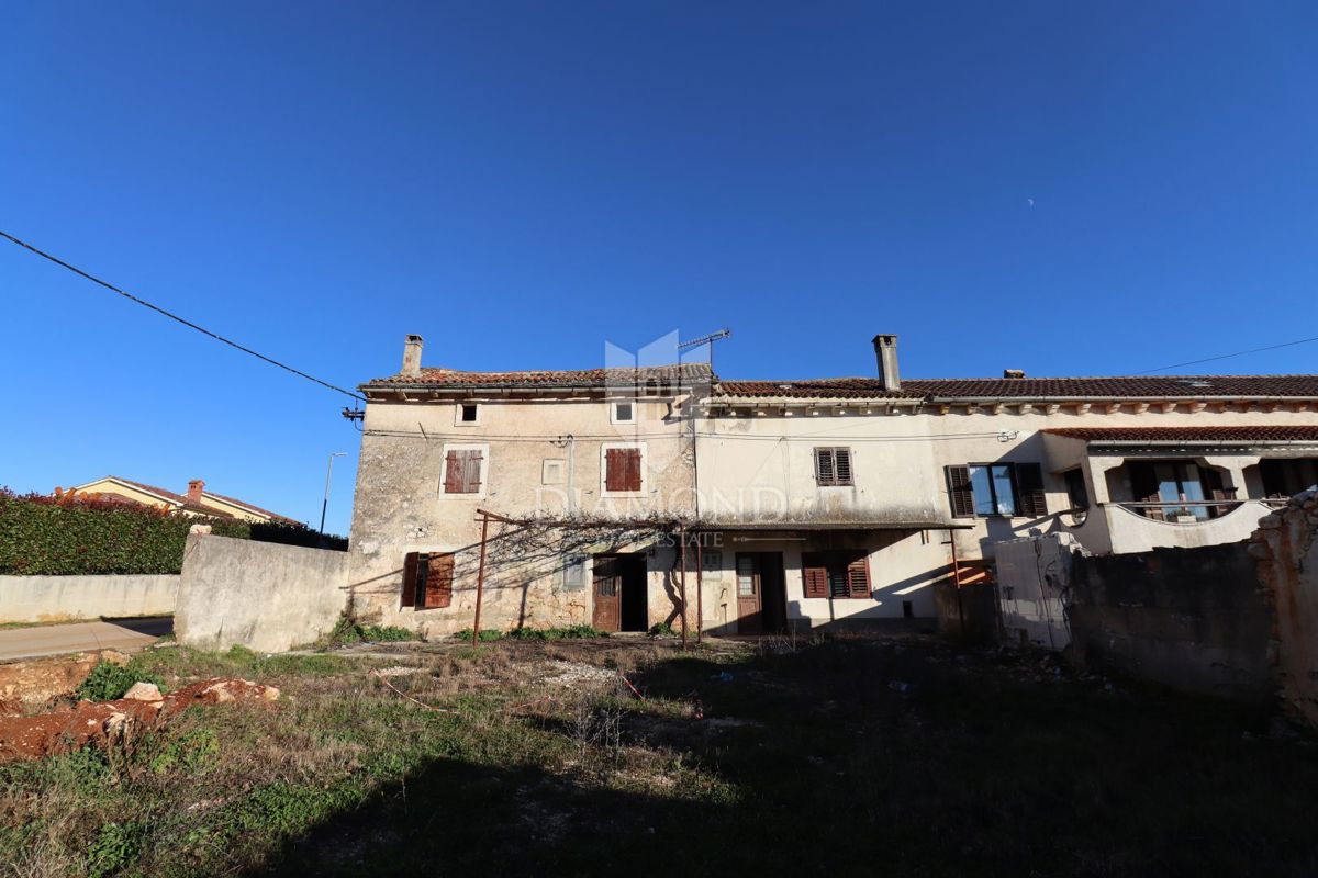 Žminj, due case da ristrutturare con ampio cortile