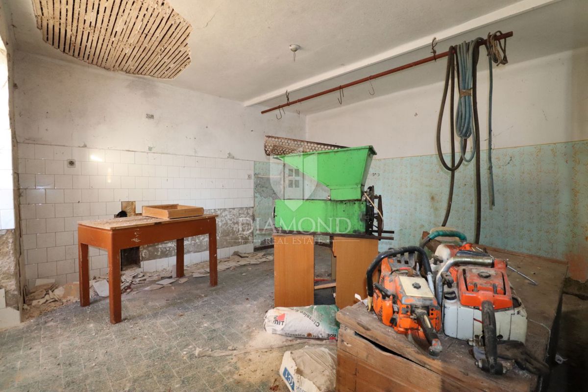 Žminj, due case da ristrutturare con ampio cortile