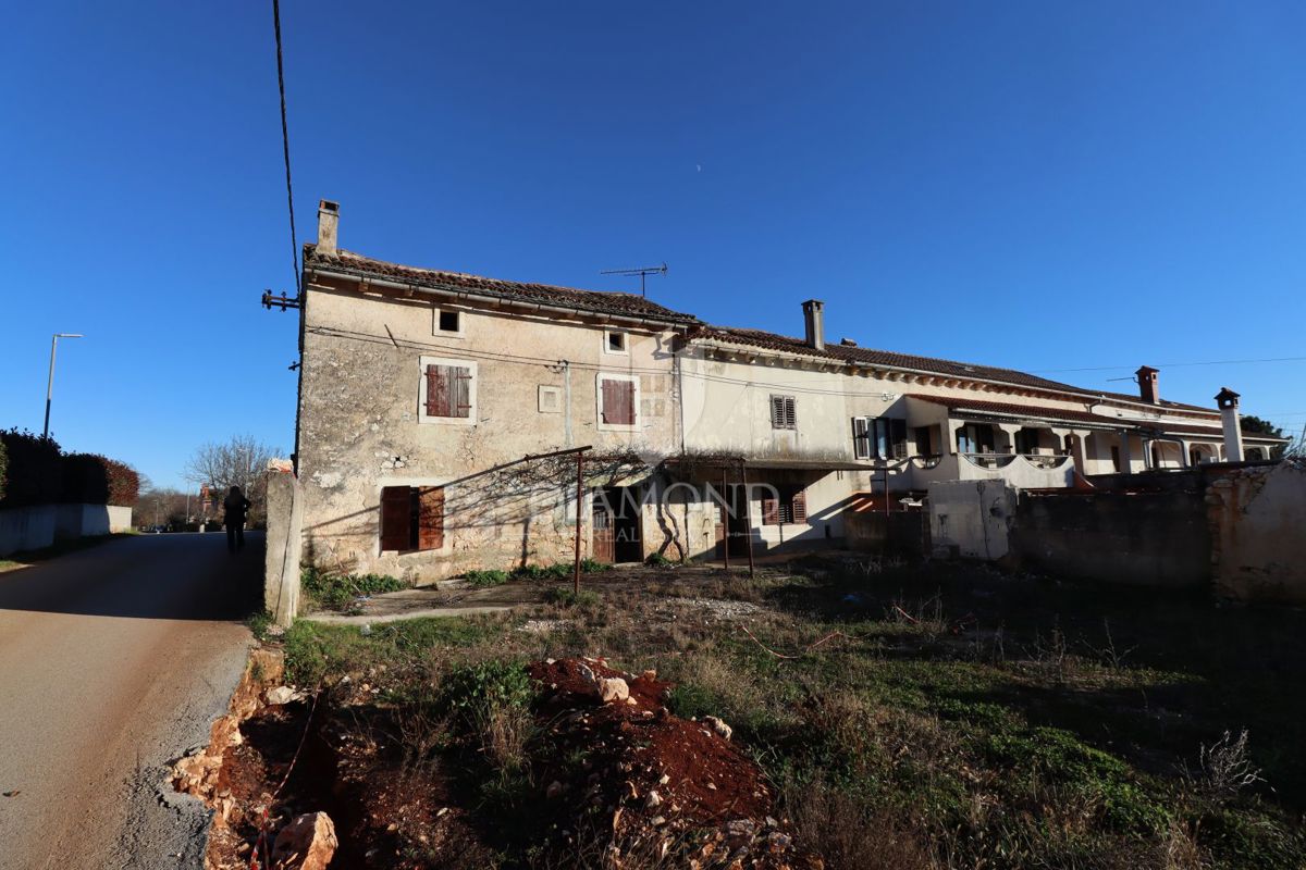 Žminj, due case da ristrutturare con ampio cortile