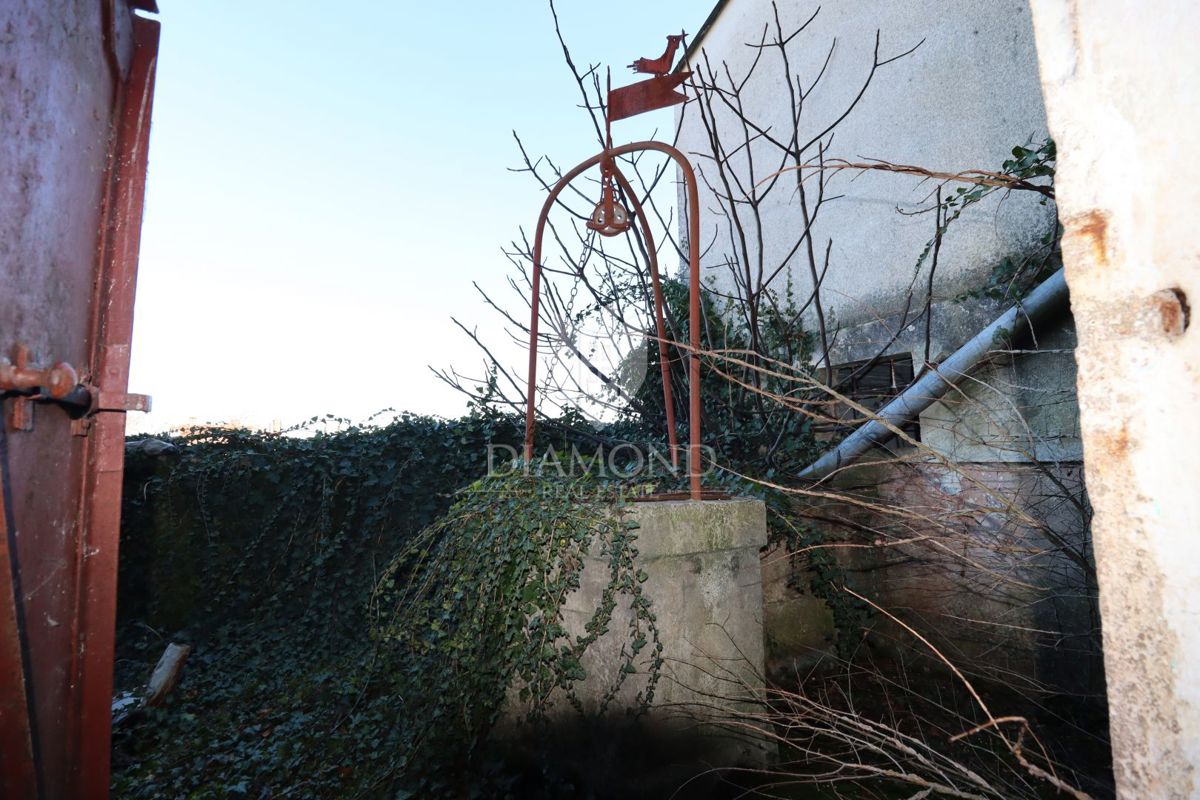 Žminj, due case da ristrutturare con ampio cortile