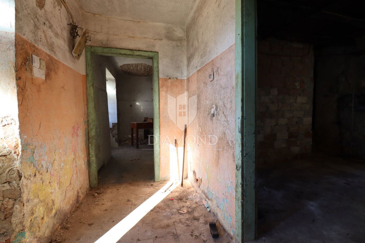 Žminj, due case da ristrutturare con ampio cortile