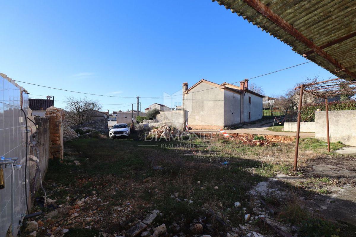 Žminj, due case da ristrutturare con ampio cortile