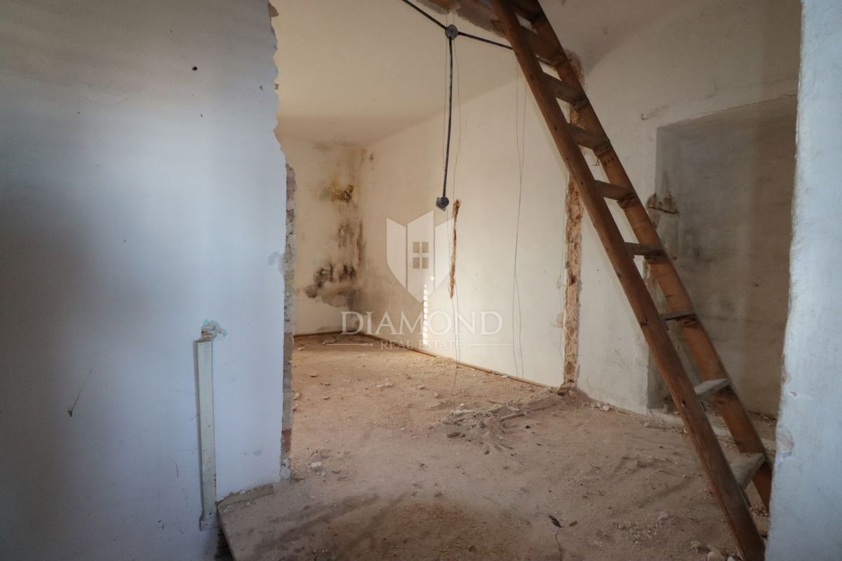 Žminj, due case da ristrutturare con ampio cortile