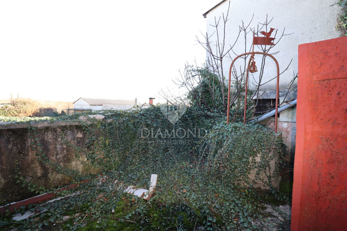 Žminj, due case da ristrutturare con ampio cortile