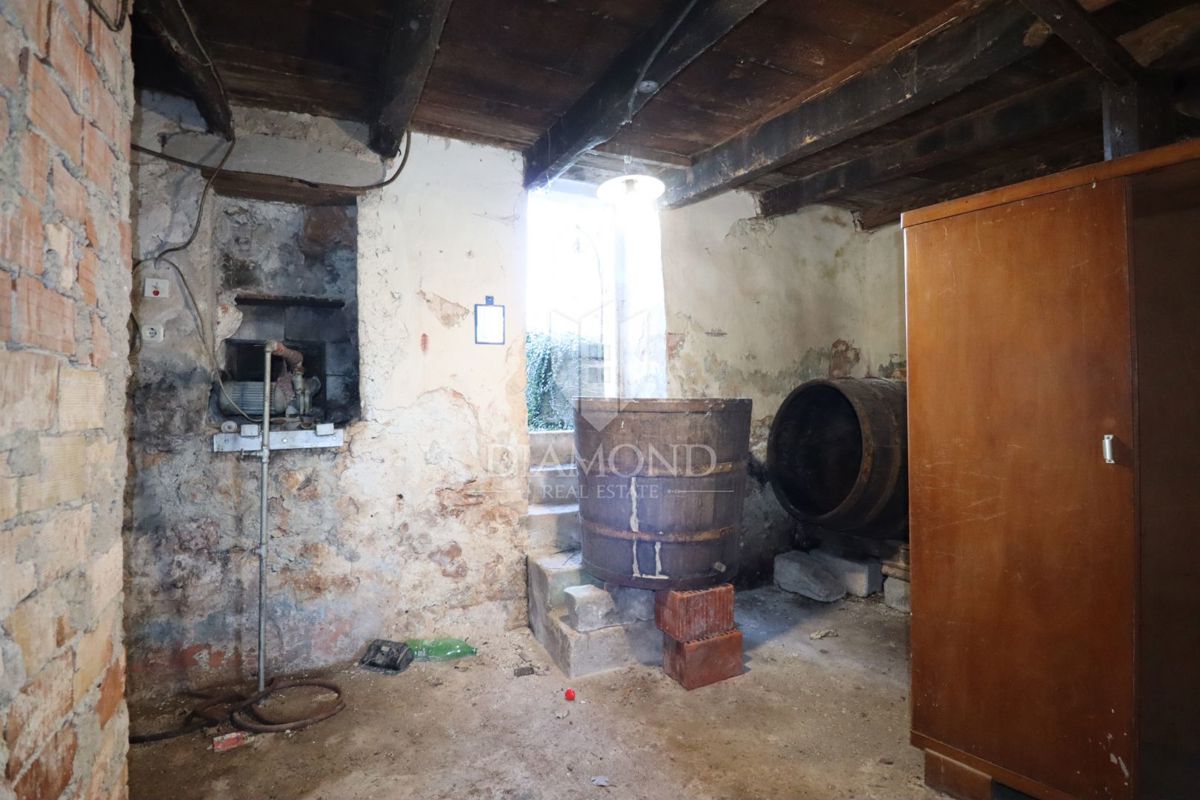 Žminj, due case da ristrutturare con ampio cortile