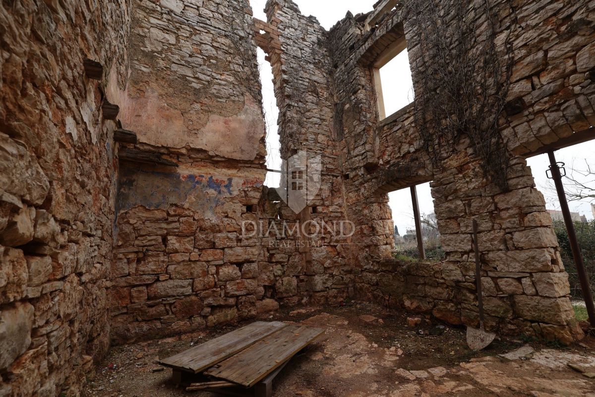 Bale, casa in rovina con cortile, permesso di costruzione