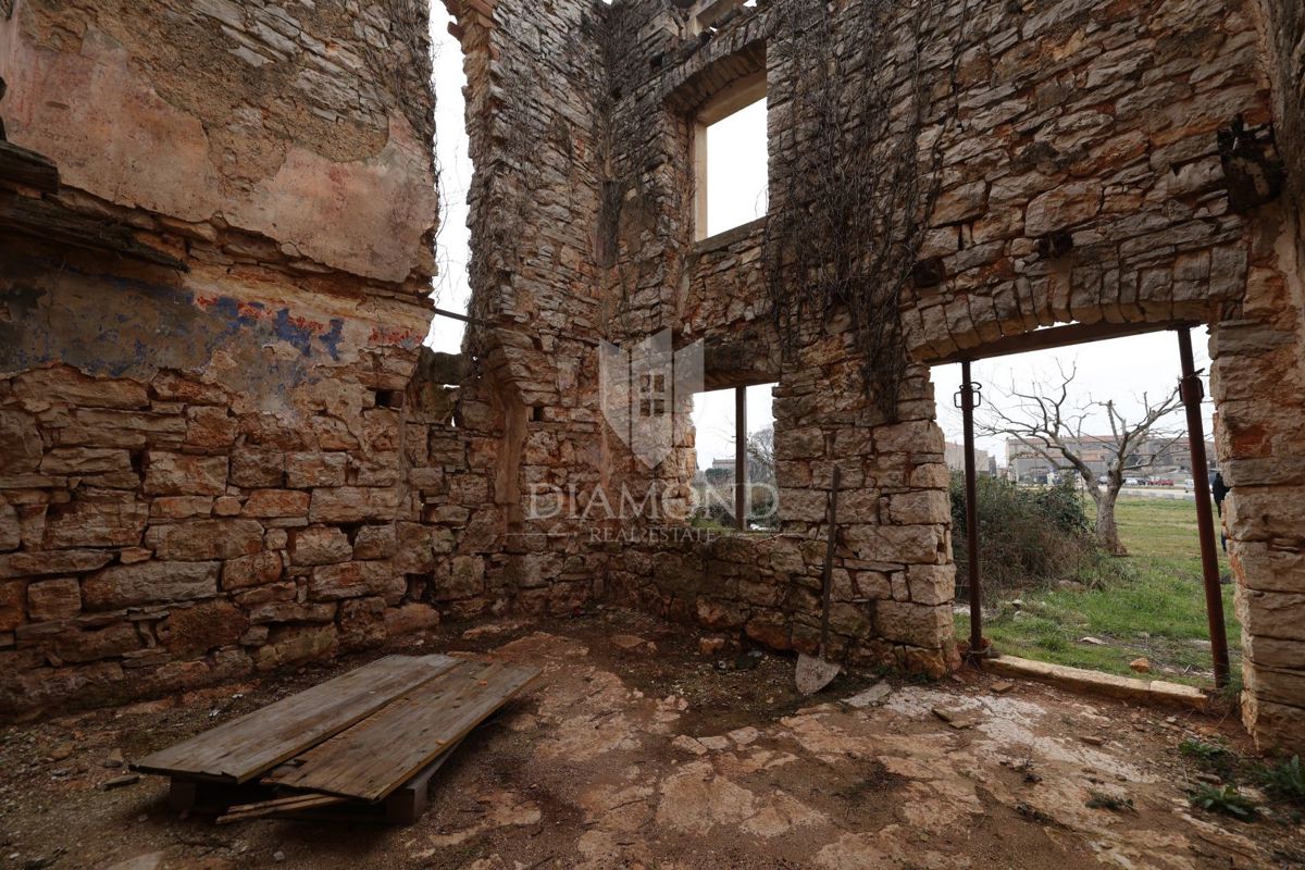 Bale, casa in rovina con cortile, permesso di costruzione