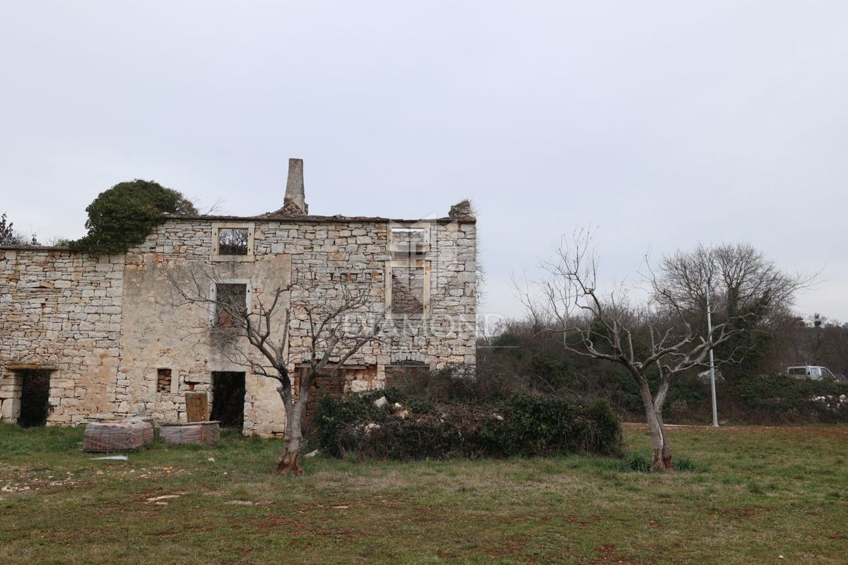 Bale, casa in rovina con cortile, permesso di costruzione