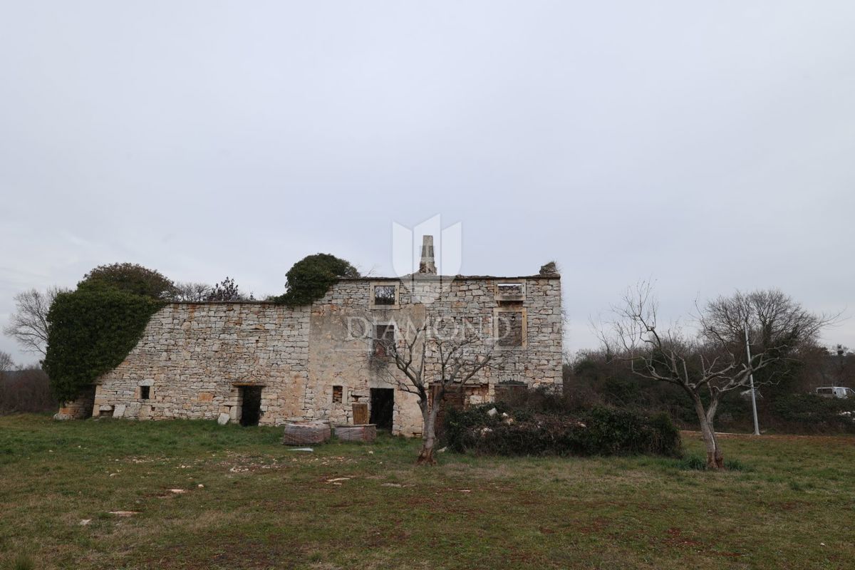 Bale, casa in rovina con cortile, permesso di costruzione