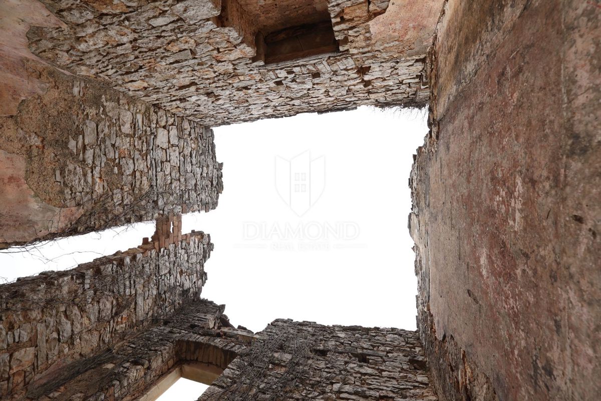 Bale, casa in rovina con cortile, permesso di costruzione