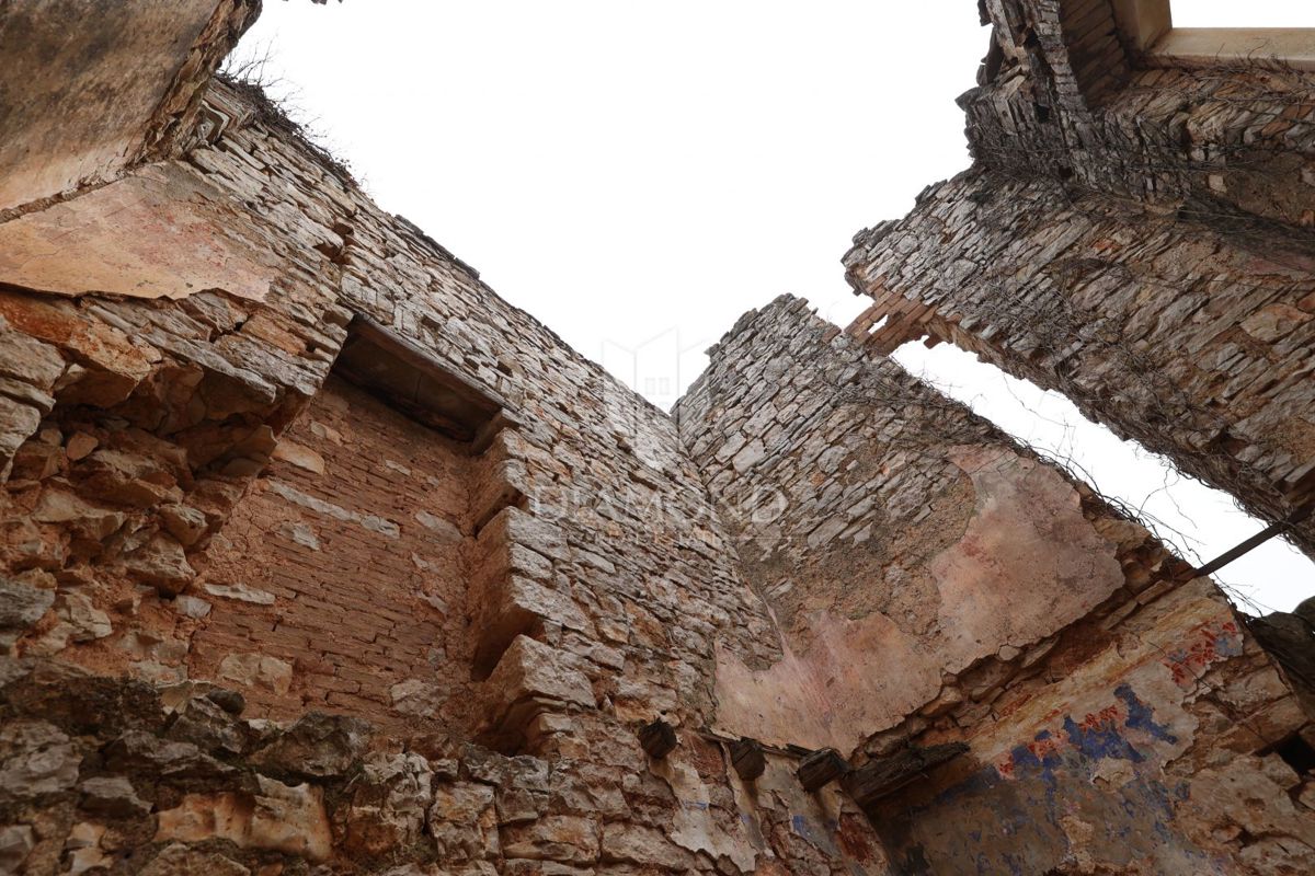 Bale, casa in rovina con cortile, permesso di costruzione