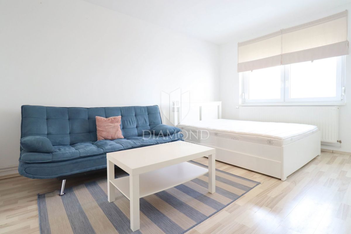 Zagabria Britanski trg, monolocale con parcheggio!