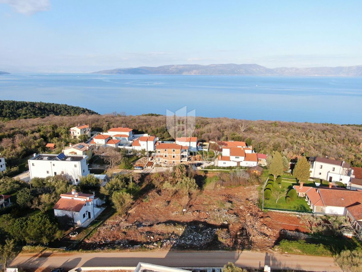 Attraente terreno edificabile con vista mare