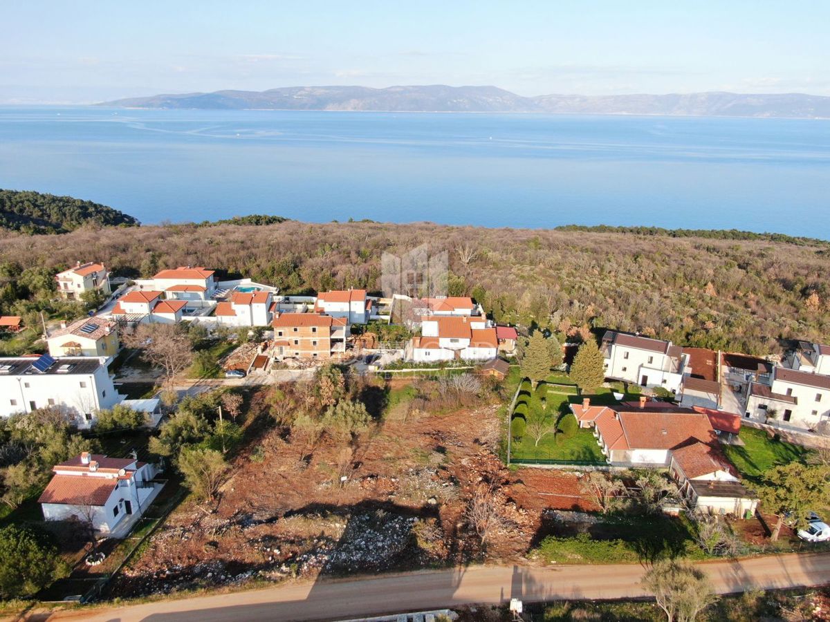 Attraente terreno edificabile con vista mare