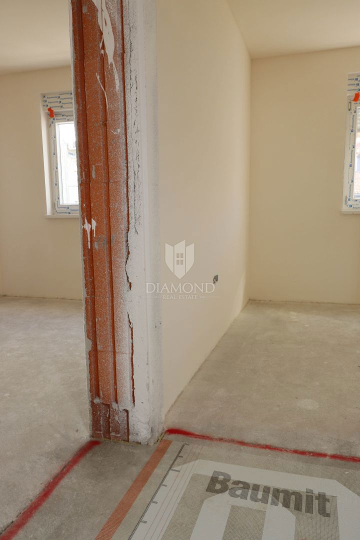 Nuovo edificio a Šijana: 2 camere da letto, garage e ripostiglio.