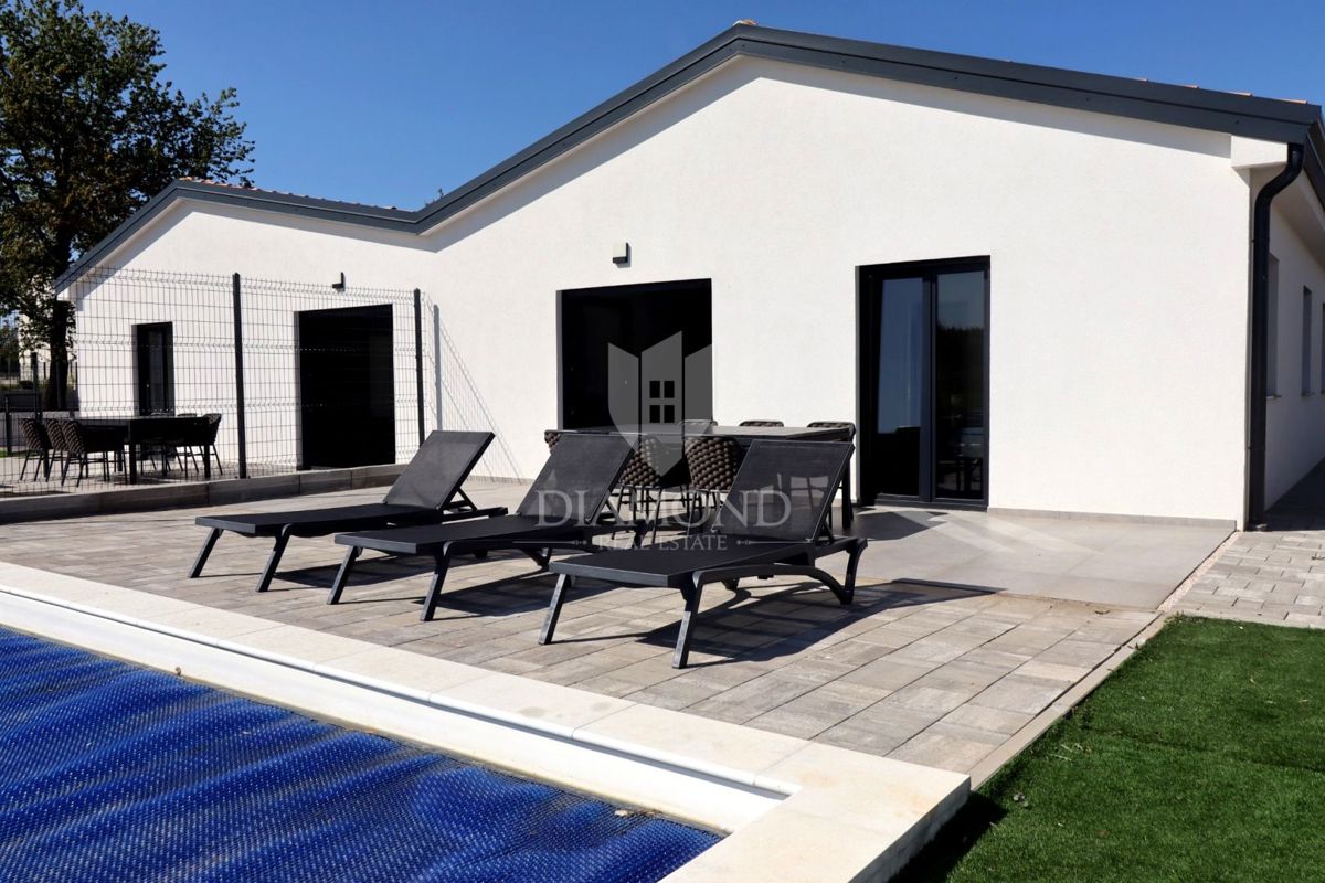 Eccezionale casa su un unico piano con piscina a Parenzo