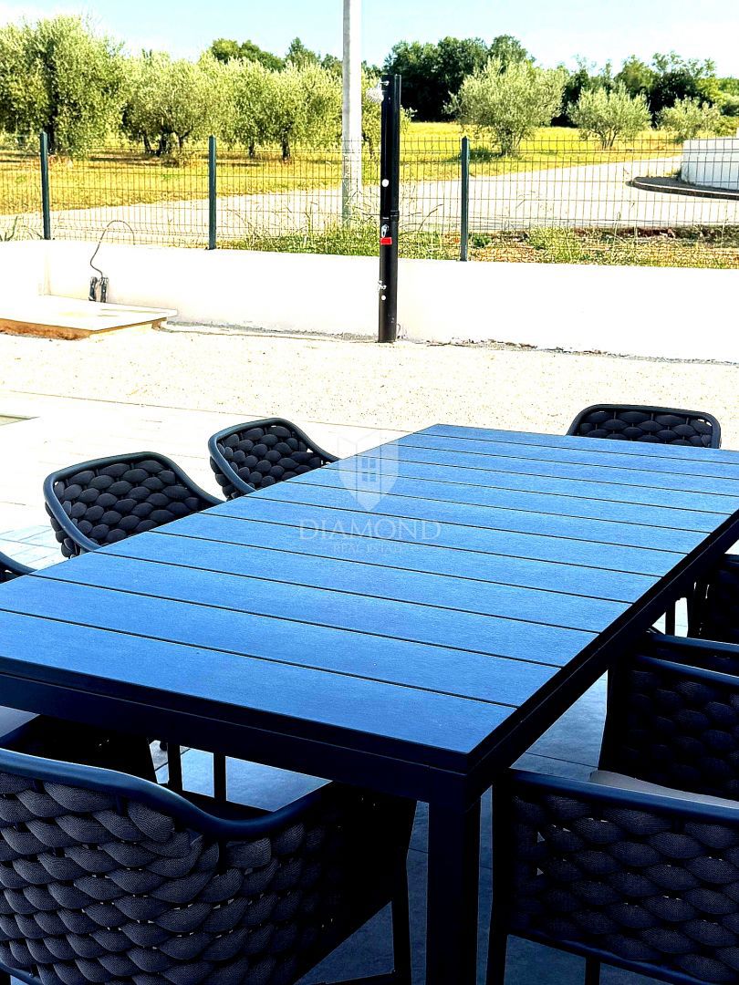 Eccezionale casa su un unico piano con piscina a Parenzo