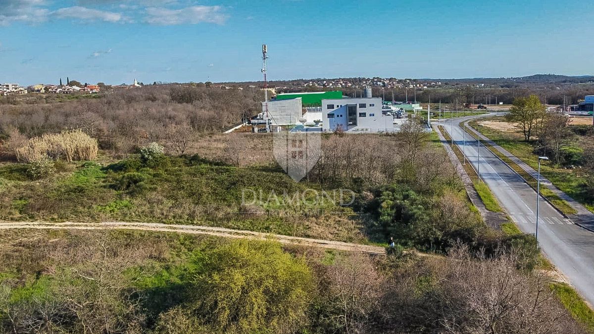 Parenzo, ampio terreno ad uso commerciale