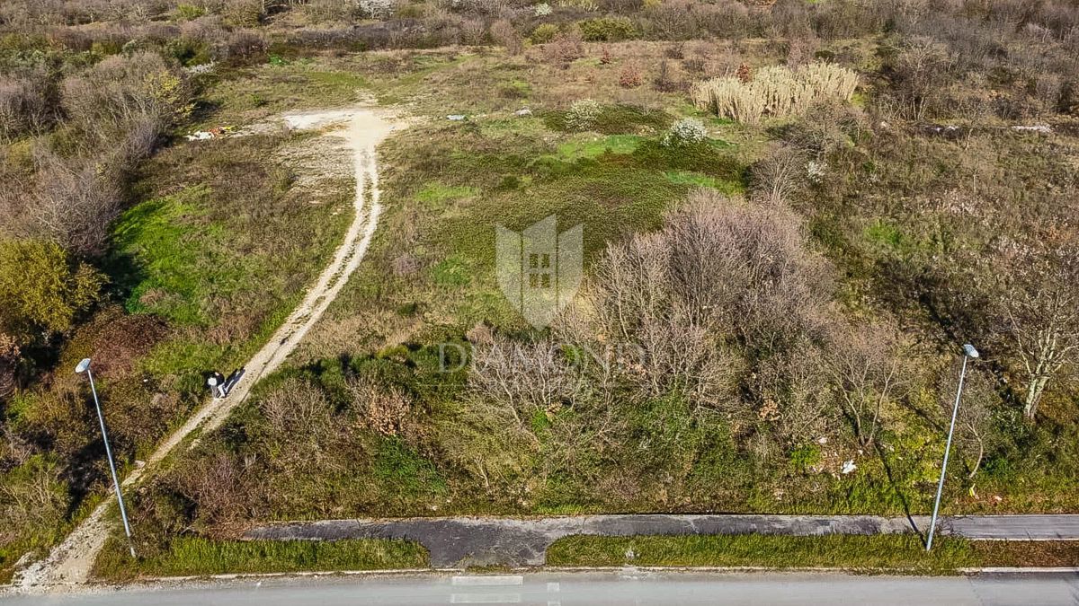 Parenzo, ampio terreno ad uso commerciale