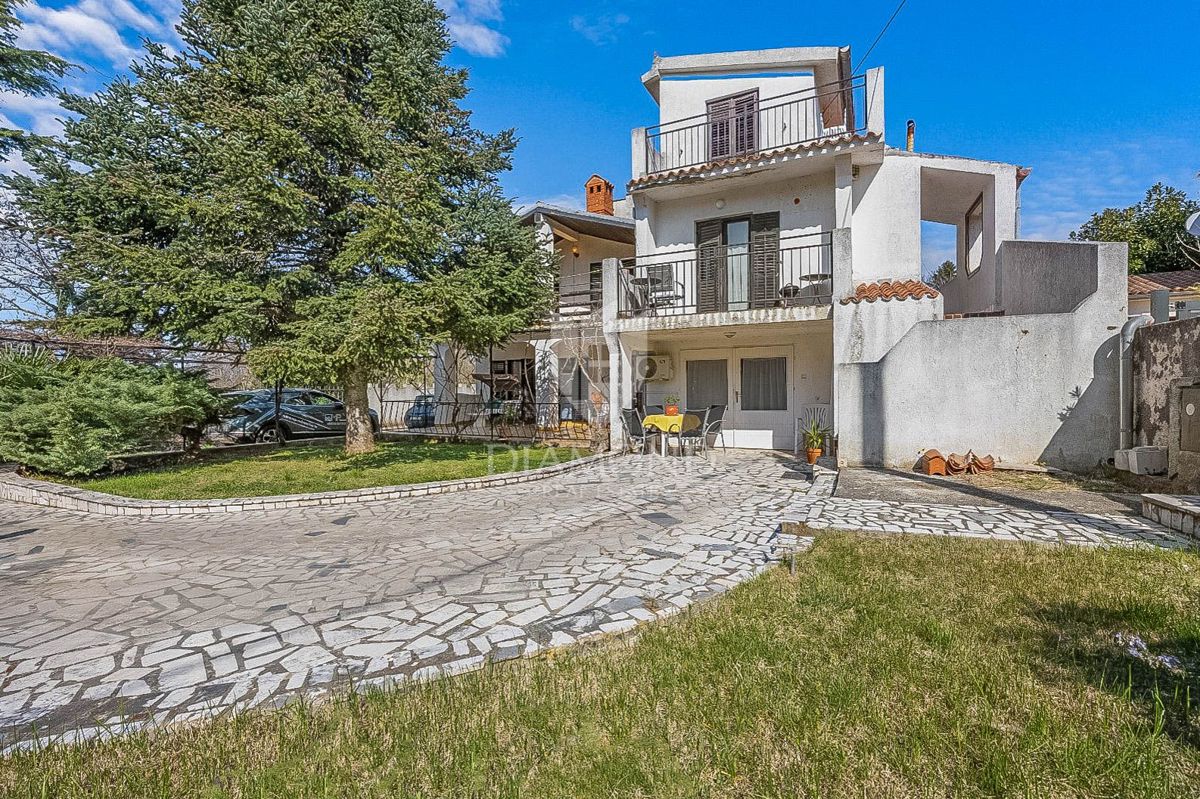 OCCASIONE! Vicino a Pola, casa con tre unità abitative!