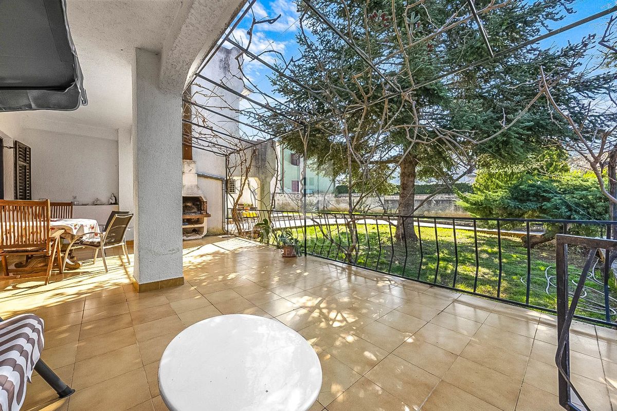 OCCASIONE! Vicino a Pola, casa con tre unità abitative!