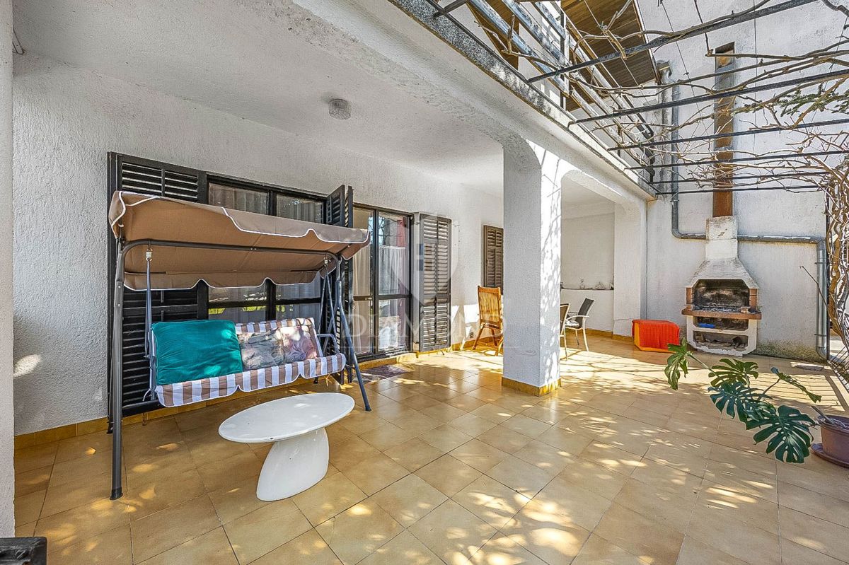 OCCASIONE! Vicino a Pola, casa con tre unità abitative!