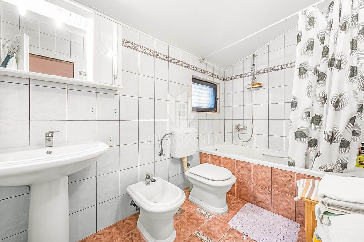 OCCASIONE! Vicino a Pola, casa con tre unità abitative!