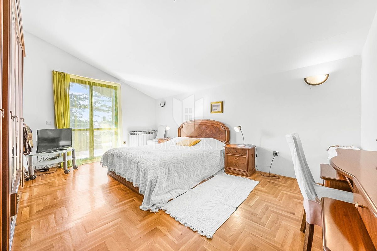 OCCASIONE! Vicino a Pola, casa con tre unità abitative!