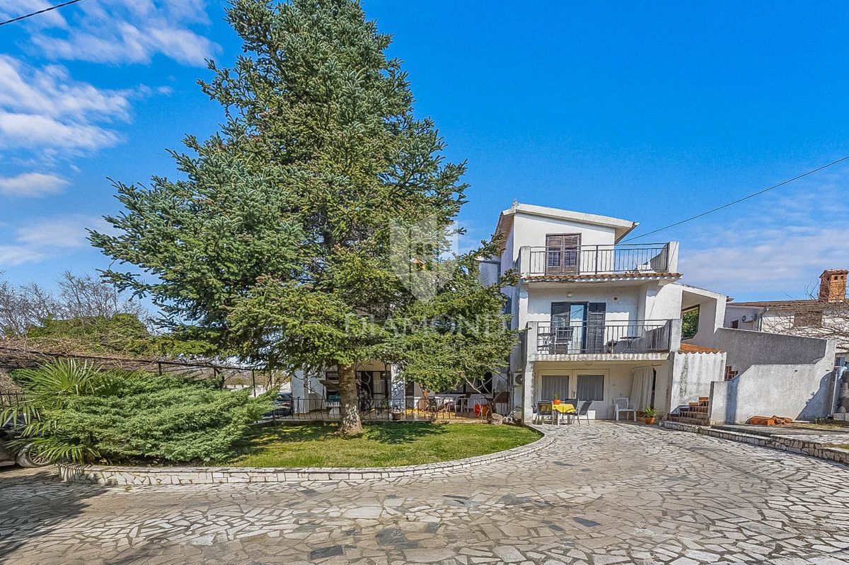 OCCASIONE! Vicino a Pola, casa con tre unità abitative!