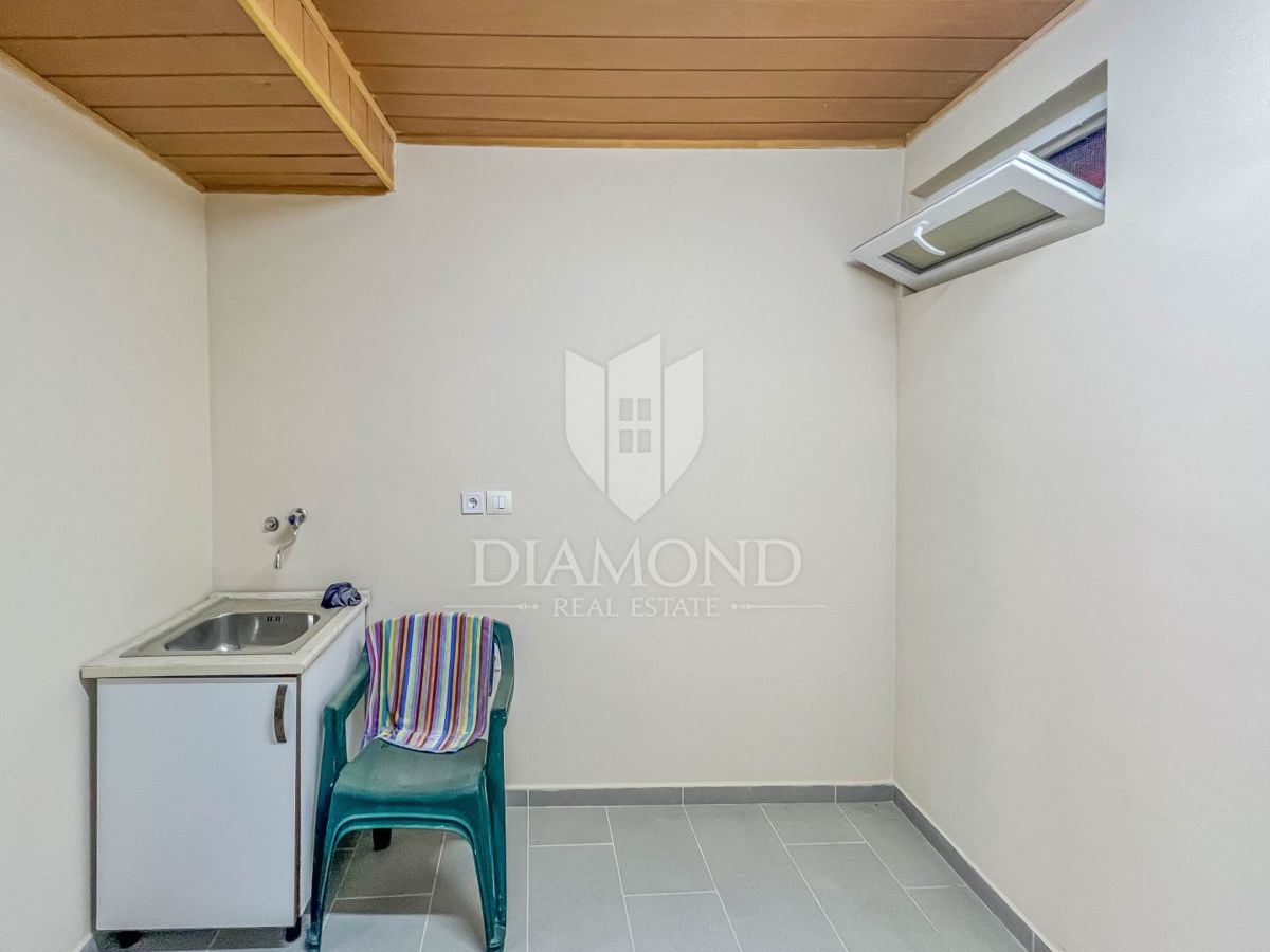 Umago, piano terra, ufficio in centro!