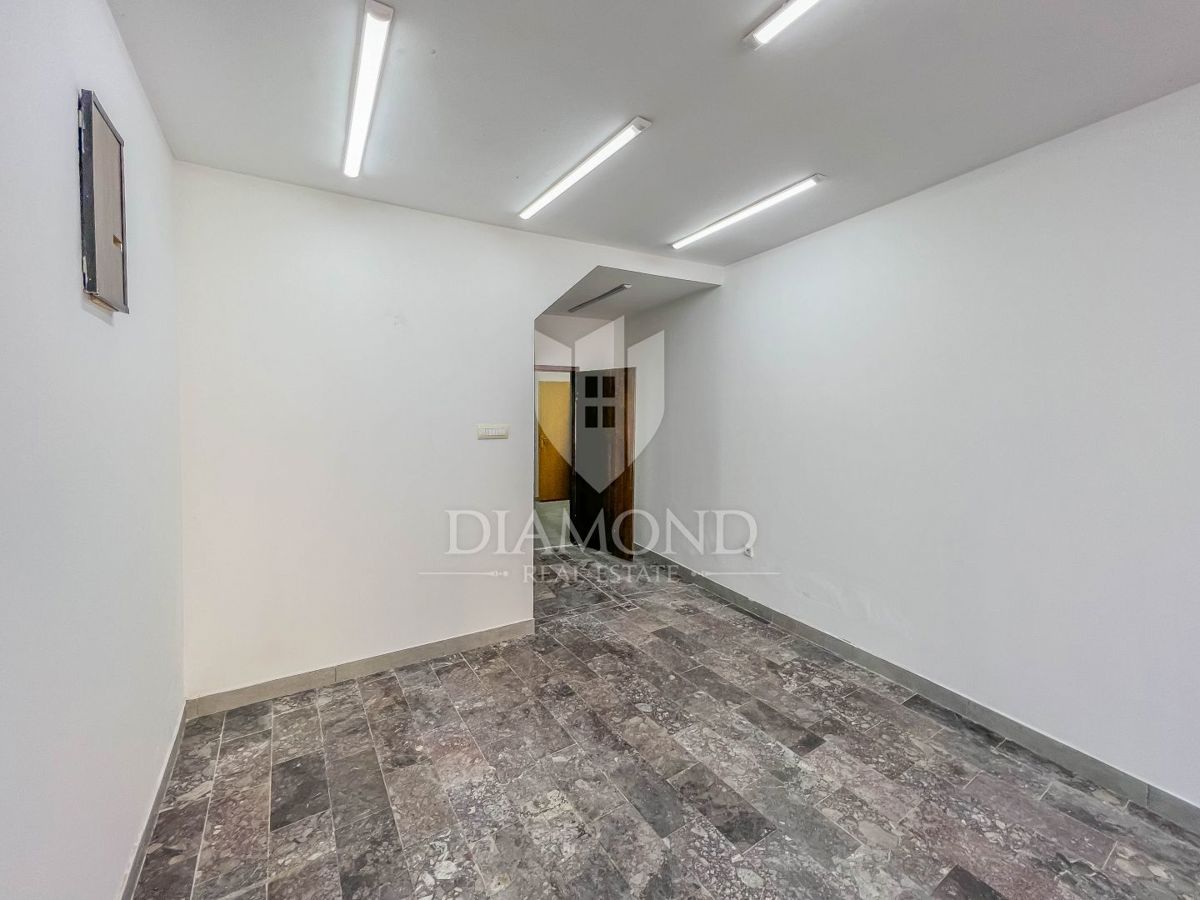 Umago, piano terra, ufficio in centro!