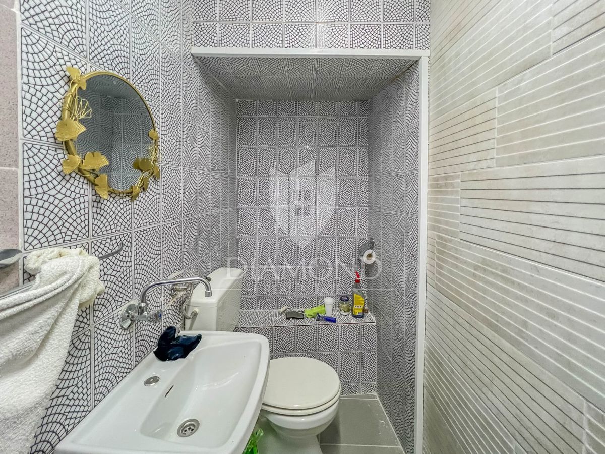 Umago, piano terra, ufficio in centro!