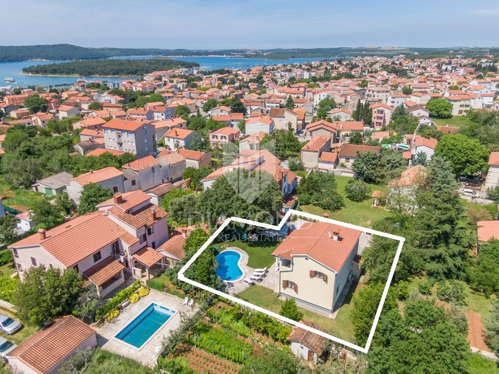 Medulin-casa con piscina vicino alla foresta, rarità