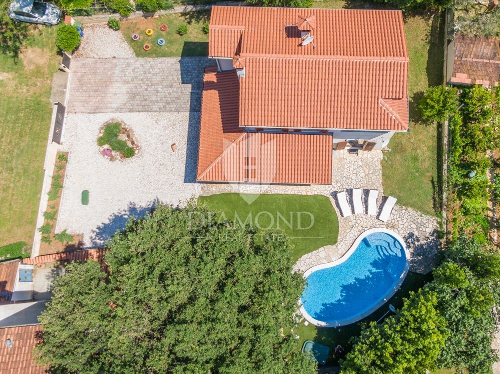 Medulin-casa con piscina vicino alla foresta, rarità