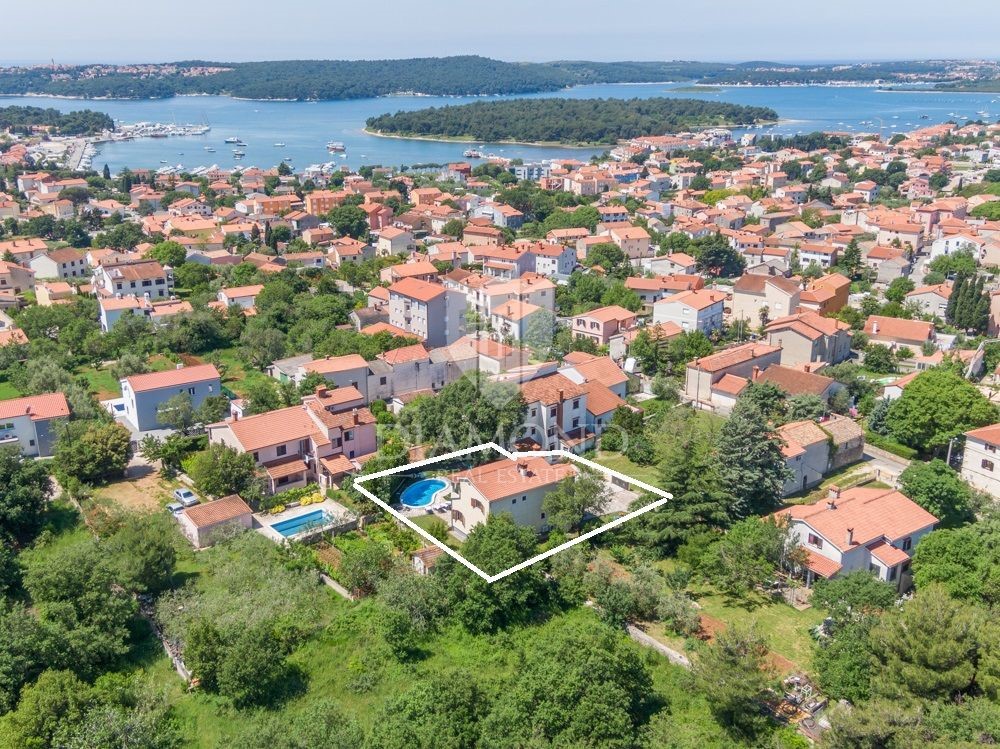 Medulin-casa con piscina vicino alla foresta, rarità