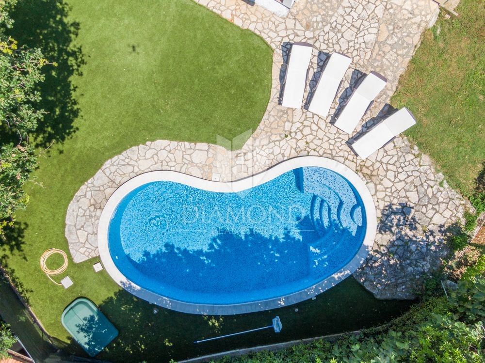 Medulin-casa con piscina vicino alla foresta, rarità