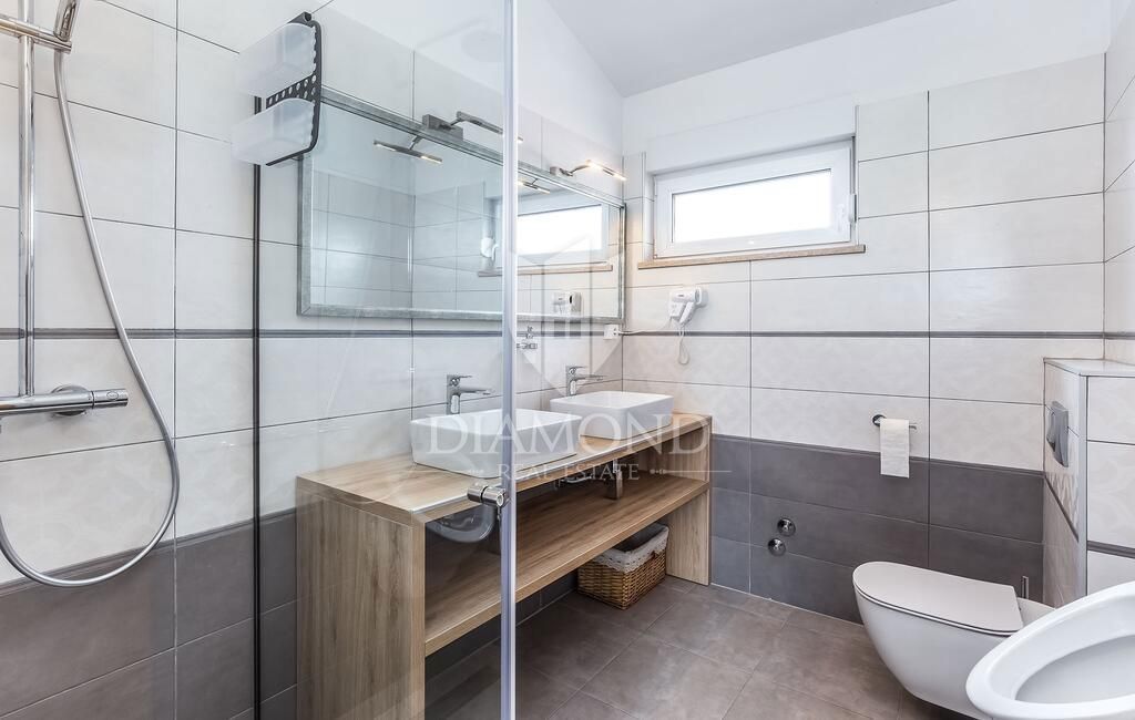 Parenzo, casa moderna con piscina in una posizione ambita