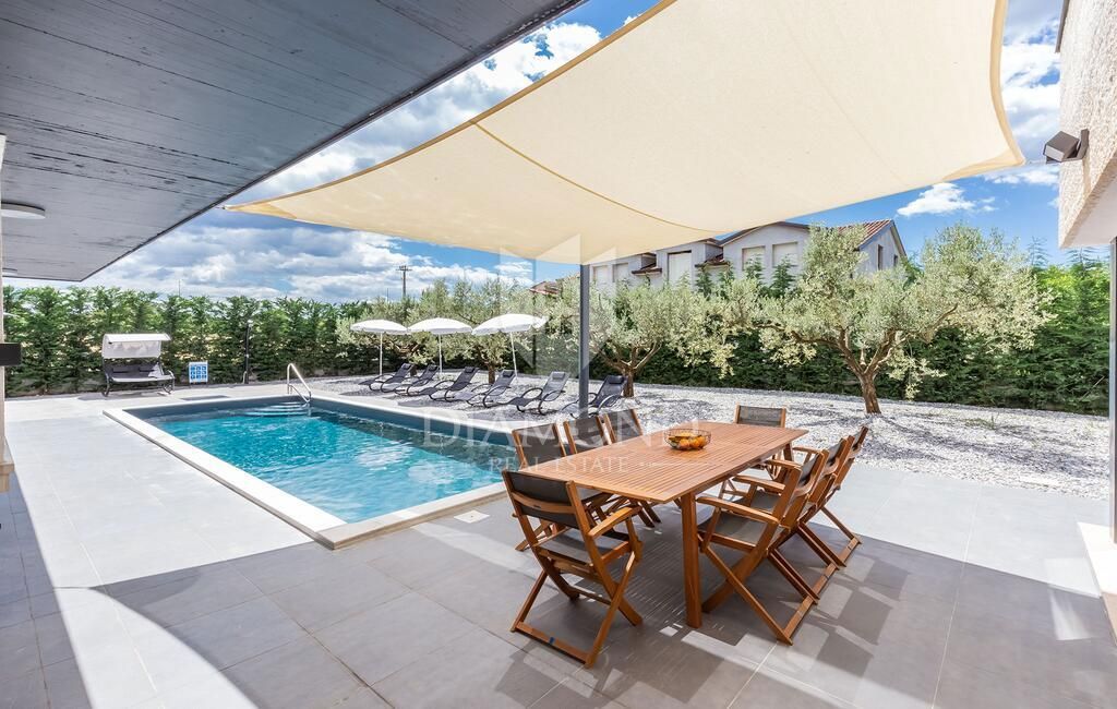 Parenzo, casa moderna con piscina in una posizione ambita