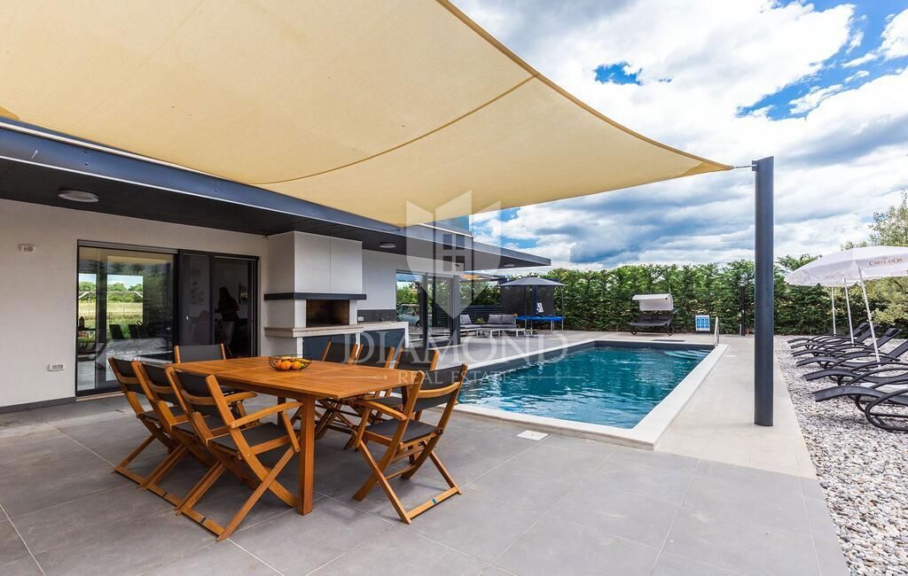 Parenzo, casa moderna con piscina in una posizione ambita