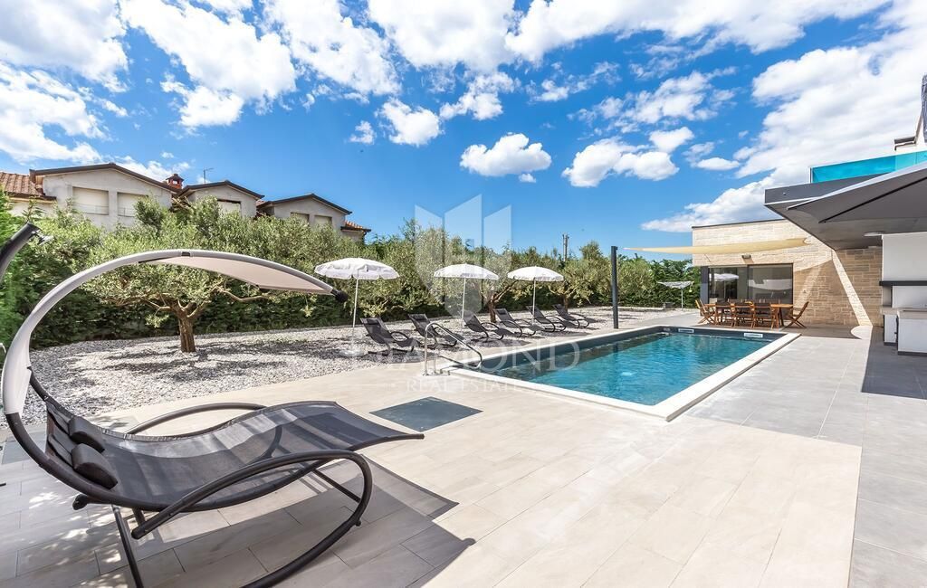 Parenzo, casa moderna con piscina in una posizione ambita