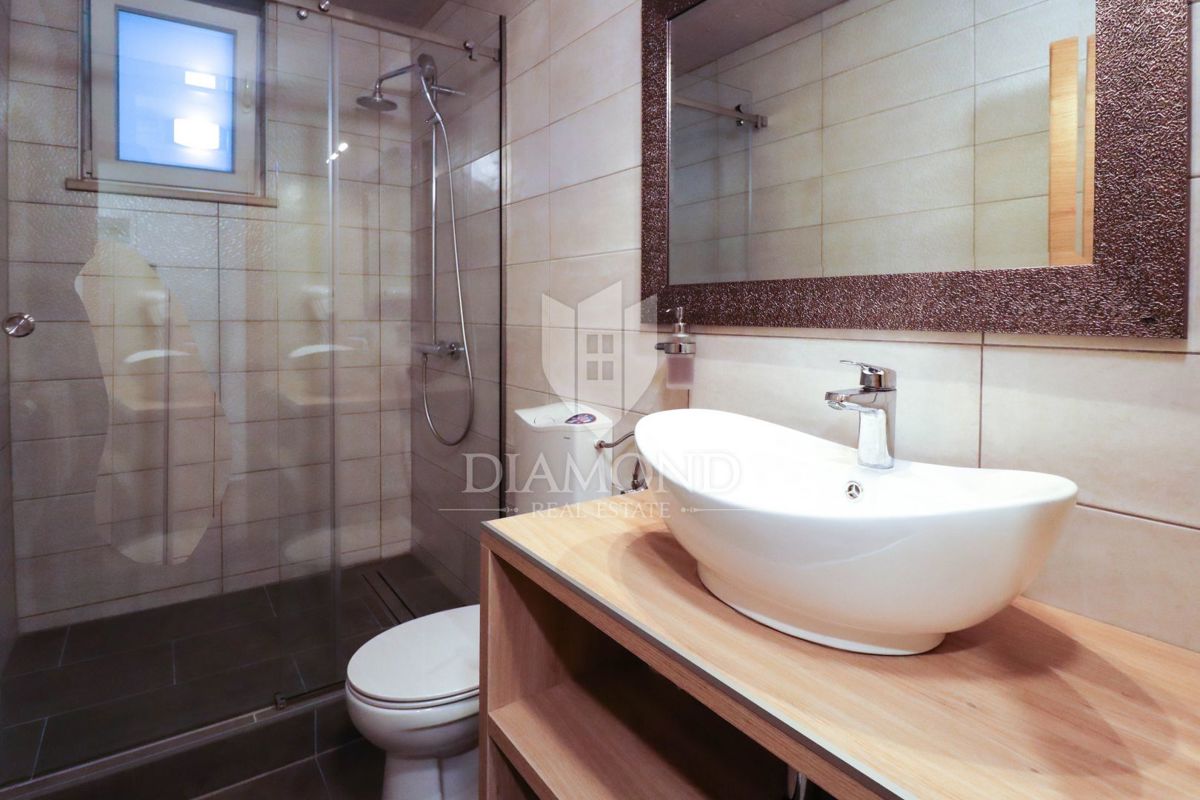 Parenzo, casa moderna con piscina in una posizione ambita