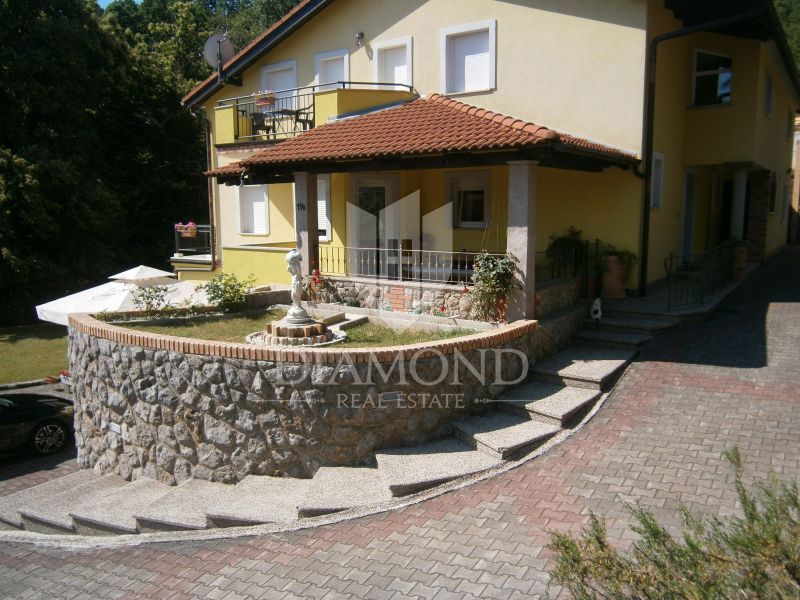 Opatija, dintorni, bella casa familiare con tre appartamenti, immersa nella natura