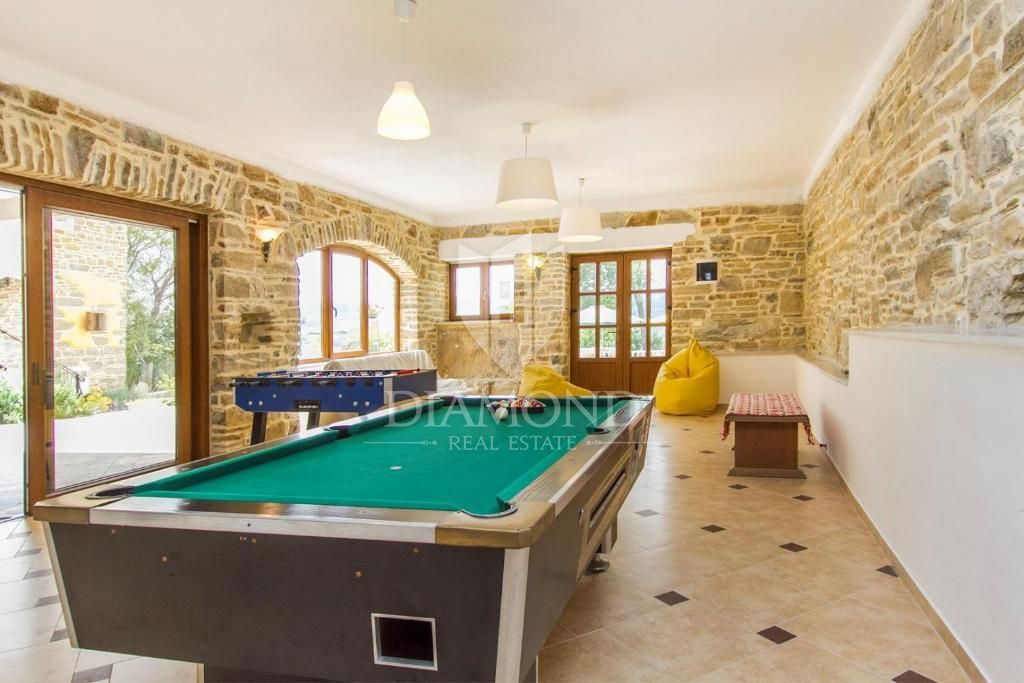 Pićan, dintorni, proprietà con due case e una piscina