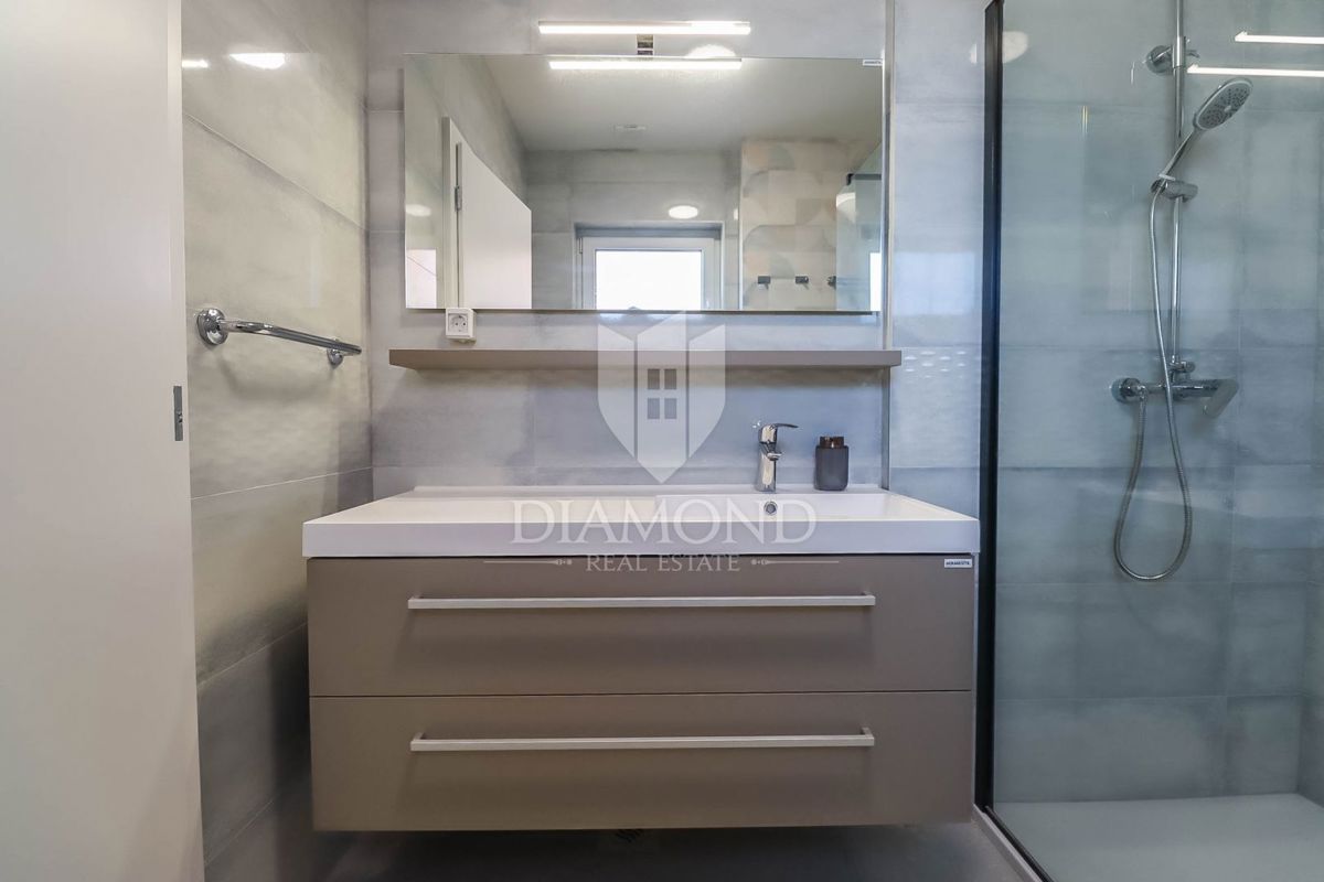Svetvincenat, dintorni, grande casa nuova con piscina