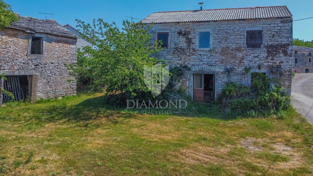 Dintorni di Oprtalj, casa in pietra d'Istria da ristrutturare in una posizione tranquilla