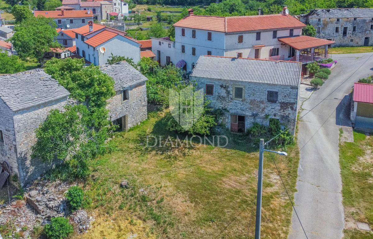 Dintorni di Oprtalj, casa in pietra d'Istria da ristrutturare in una posizione tranquilla