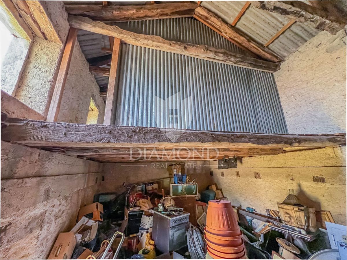 Dintorni di Oprtalj, casa in pietra d'Istria da ristrutturare in una posizione tranquilla