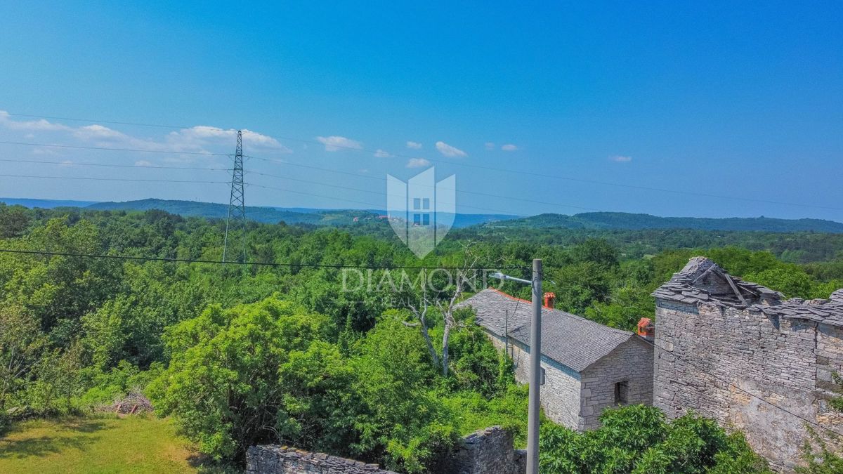 Dintorni di Oprtalj, casa in pietra d'Istria da ristrutturare in una posizione tranquilla