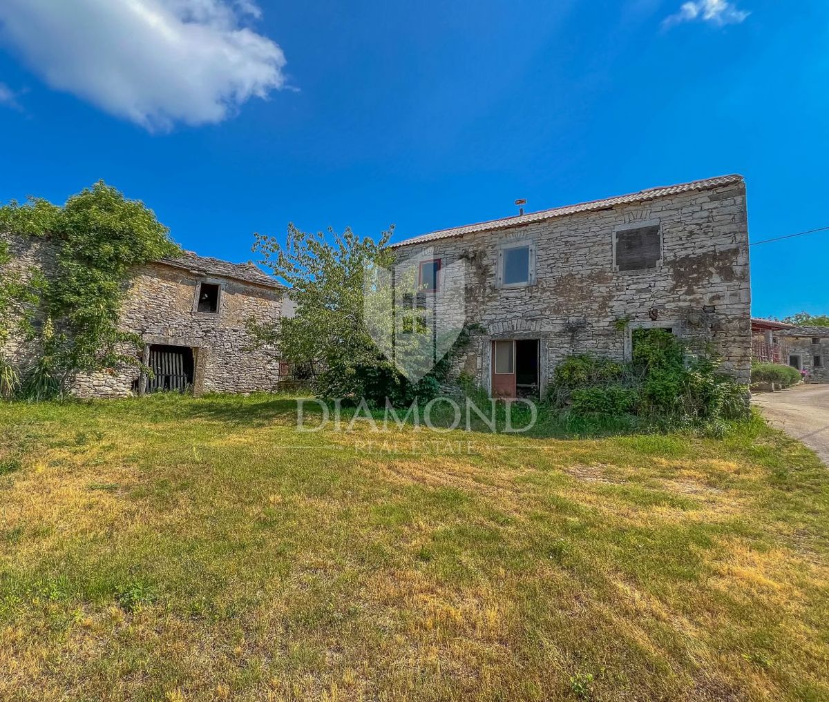 Dintorni di Oprtalj, casa in pietra d'Istria da ristrutturare in una posizione tranquilla